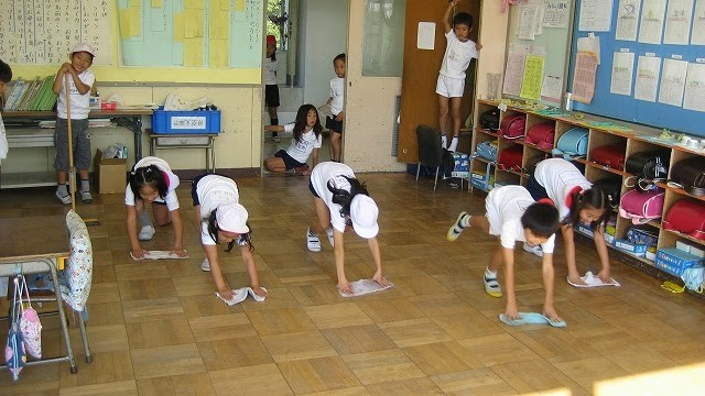 Dọn vệ sinh lớp học - bài học đặc biệt của trẻ em Nhật Bản | Báo Giáo dục  và Thời đại Online