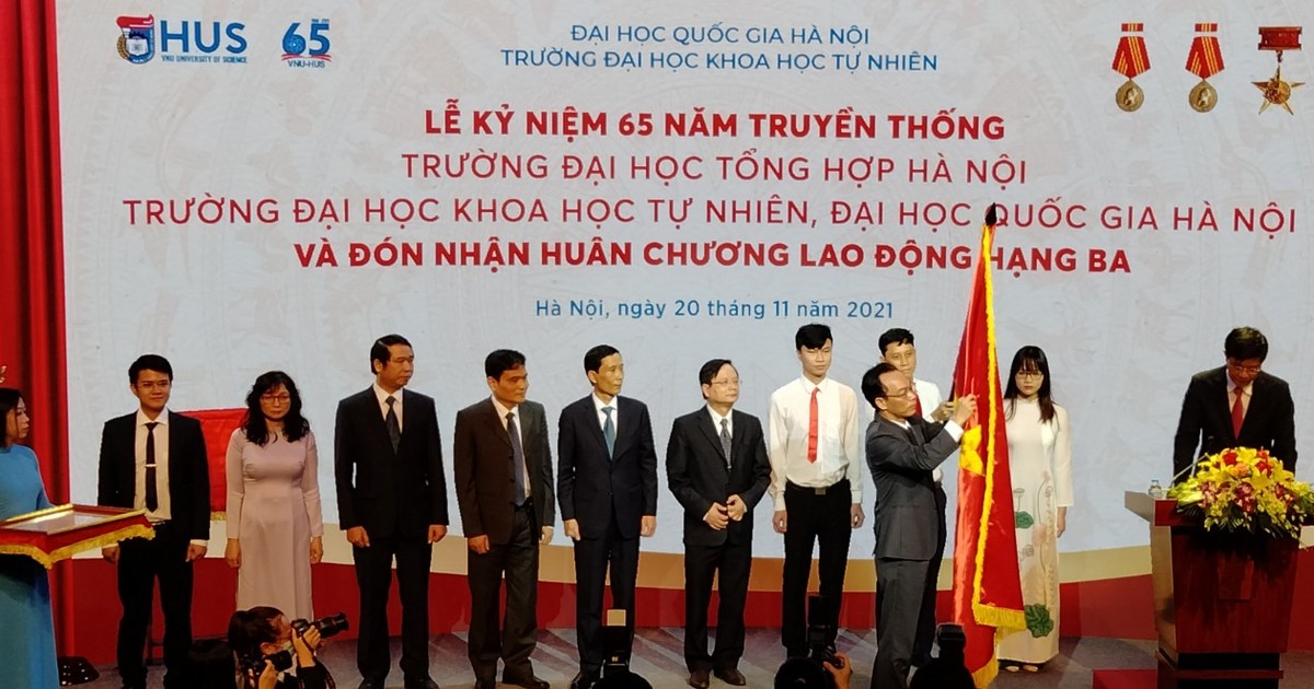 Trường ĐH Khoa học Tự nhiên, ĐHQG Hà Nội nhận Huân chương Lao động hạng Ba