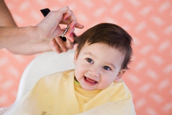 Khi nào cắt tóc máu cho trẻ sơ sinh và có nên giữ lại tóc máu của trẻ sơ  sinh? - Nhà thuốc FPT Long Châu