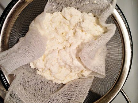 Hướng dẫn cách làm phô mai que chiên cho bé từ mozzarella giống lotteria