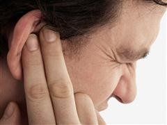 Có phương pháp hỗ trợ tại nhà nào để giảm đau tai khi ngáp?
