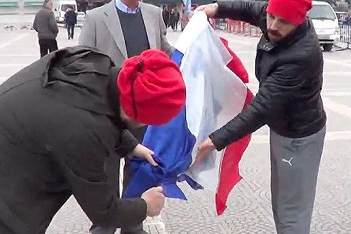 Biểu tình chống Hà Lan và cờ Pháp ở Thổ Nhĩ Kỳ: Biểu tình chống Hà Lan và cờ Pháp ở Thổ Nhĩ Kỳ đang diễn ra mạnh mẽ. Đây là biểu tượng cho sự phản đối của các công dân khi Hà Lan và Pháp đã phát ngôn về Hồi giáo. Hãy xem các hình ảnh của biểu tình và cờ để hiểu rõ hơn về sự kiện này và tìm hiểu thêm về mối quan hệ của các quốc gia với nhau.