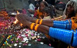 Chùm ảnh hơn 100.000 tín đồ Hindu hành hương tới ngôi đền trong hang động