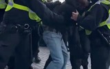 Chùm ảnh: Hỗn loạn sau trận Tottenham – Arsenal, cảnh sát vào cuộc