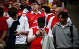 Cổ động viên Arsenal thất thần khi nghe tin Man City đăng quang Ngoại hạng Anh 