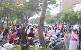 Phụ huynh 'đội nắng' tiếp sức con thi vào Trường THCS 'hót' nhất Hà Tĩnh