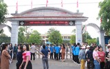 Phụ huynh 'đội nắng' tiếp sức con thi vào Trường THCS 'hót' nhất Hà Tĩnh