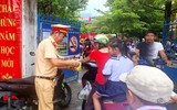 CSGT Thừa Thiên - Huế phát sữa cho học sinh vùng sâu đi khai giảng sớm