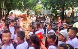 CSGT Thừa Thiên - Huế phát sữa cho học sinh vùng sâu đi khai giảng sớm