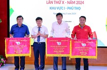 Ông Nguyễn Thanh Đề - Vụ trưởng Vụ Giáo dục Thể chất, Bộ GD&ĐT trao giải Nhất, Nhì, Ba cho các đoàn đạt thành tích tại môn Bơi.