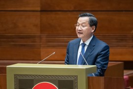 Phó Thủ tướng Chính phủ Lê Minh Khái, thừa ủy quyền của Thủ tướng Chính phủ trình bày Báo cáo đánh giá bổ sung kết quả thực hiện kế hoạch phát triển kinh tế - xã hội và ngân sách nhà nước năm 2023; tình hình thực hiện kế hoạch phát triển kinh tế - xã hội và ngân sách nhà nước những tháng đầu năm 2024.