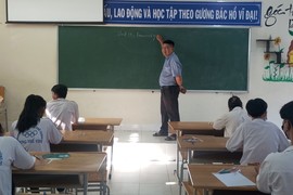 Thầy Nguyễn Văn Phúc - giáo viên Trường THPT Lương Thế Vinh (Bến Tre) trong giờ dạy môn Tiếng Anh lớp 12. Ảnh: NTCC