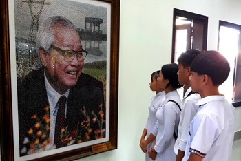 Học sinh tham quan Khu tưởng niệm cố Thủ tướng Võ Văn Kiệt tại huyện Vũng Liêm (Vĩnh Long).