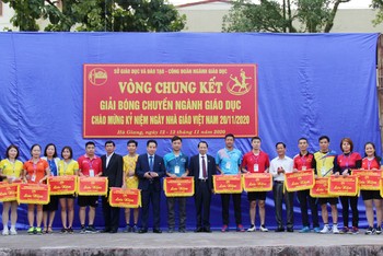 Lãnh đạo Sở GD&ĐT Hà Giang trao cờ lưu niệm cho các đội tham dự giải