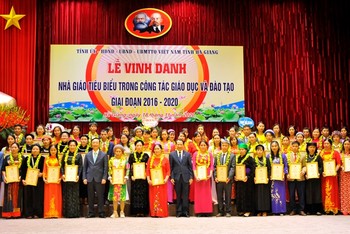 Lãnh đạo tỉnh Hà Giang chúc mừng 178 giáo viên, chiến sĩ biên phòng tiêu biểu