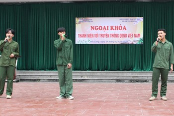 Tiết mục văn nghệ của học sinh trường THPT Chuyển tỉnh Hà Giang trong khuôn khổ chương trình.