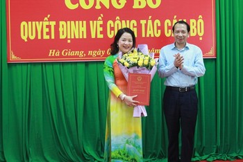 Phó Chủ tịch UBND tỉnh Hà Giang Trần Đức Quý trao quyết định, tặng hoa chúc mừng tân Phó Giám đốc Sở GD&ĐT Vũ Thị Kim Chung. Ảnh: Phạm Hoan 