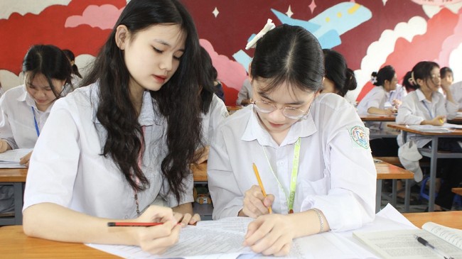 Học sinh lớp 12 Trường THPT Nguyễn Văn Trỗi ôn thi “nước rút”.