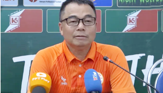 HLV Trần Tiến Đại cảm thấy xấu hổ với trận thua của đội nhà.