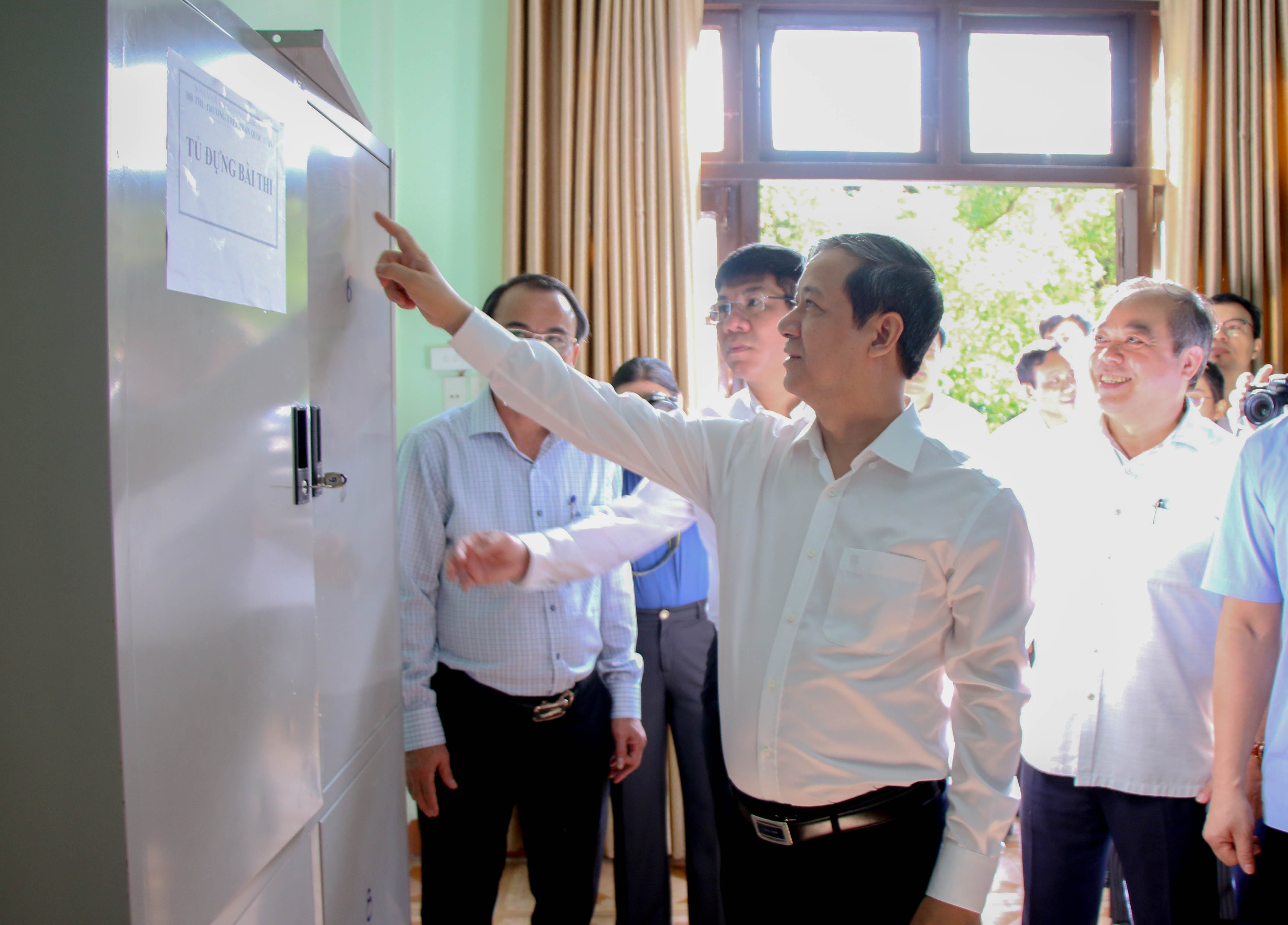 Bộ trưởng Nguyễn Kim Sơn kiểm tra tủ đựng đề thi tại Trường THPT Trần Quốc Tuấn (tỉnh Quảng Ngãi). 