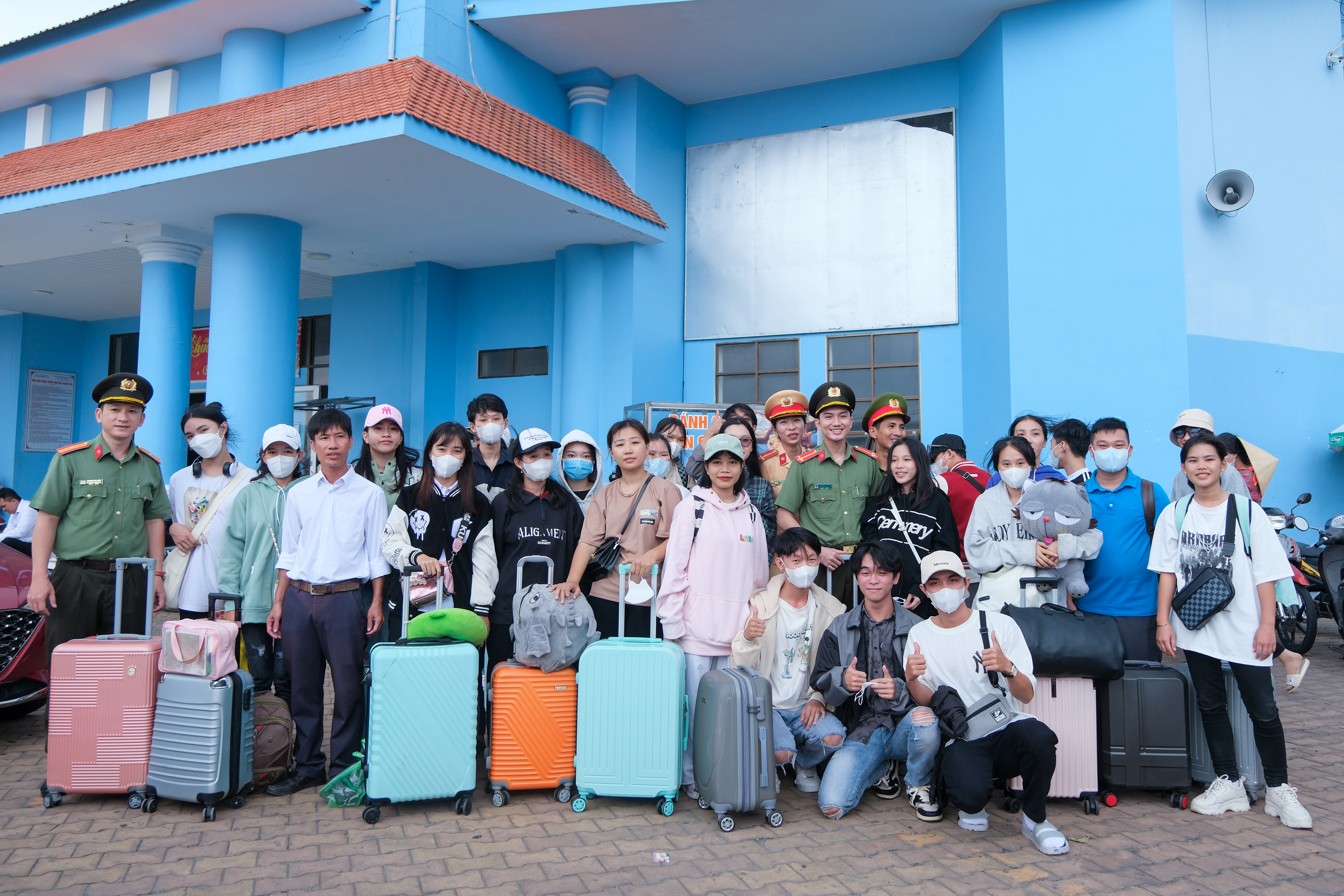 Học sinh ở huyện Kiên Hải được đoàn viên thanh niên Công an tỉnh Kiên Giang đón tại bến tàu Rạch Giá.