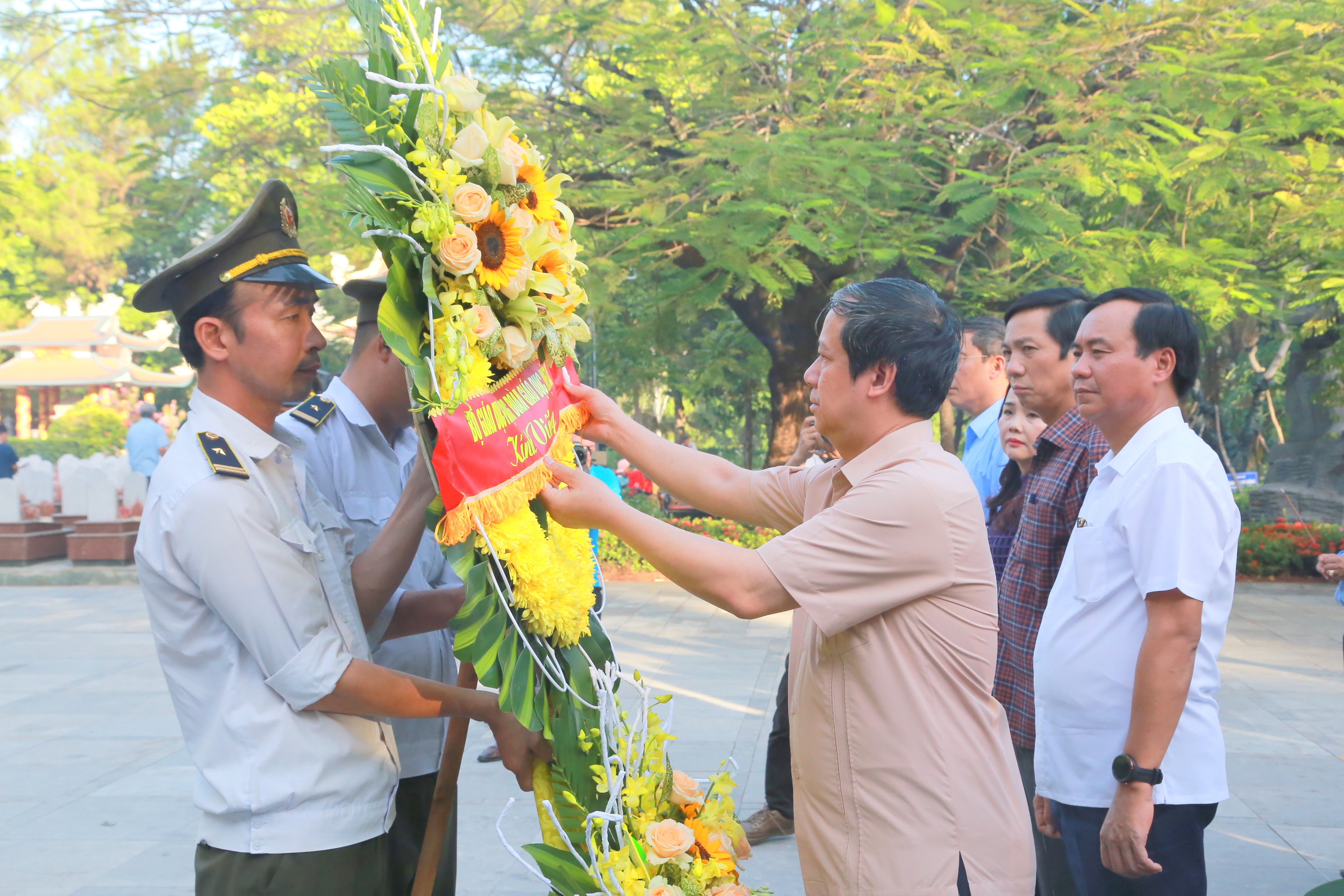 Bộ trưởng dâng hoa tri ân liệt sĩ tại Nghĩa trang Trường Sơn.