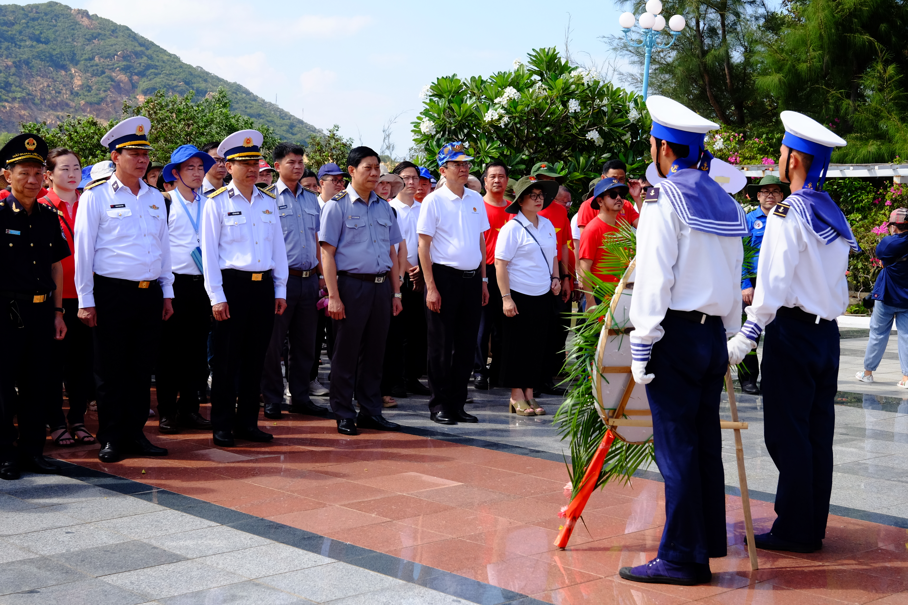 Đoàn công tác thăm, dâng hương tại khu tưởng niệm Chiến sĩ Gạc Ma.