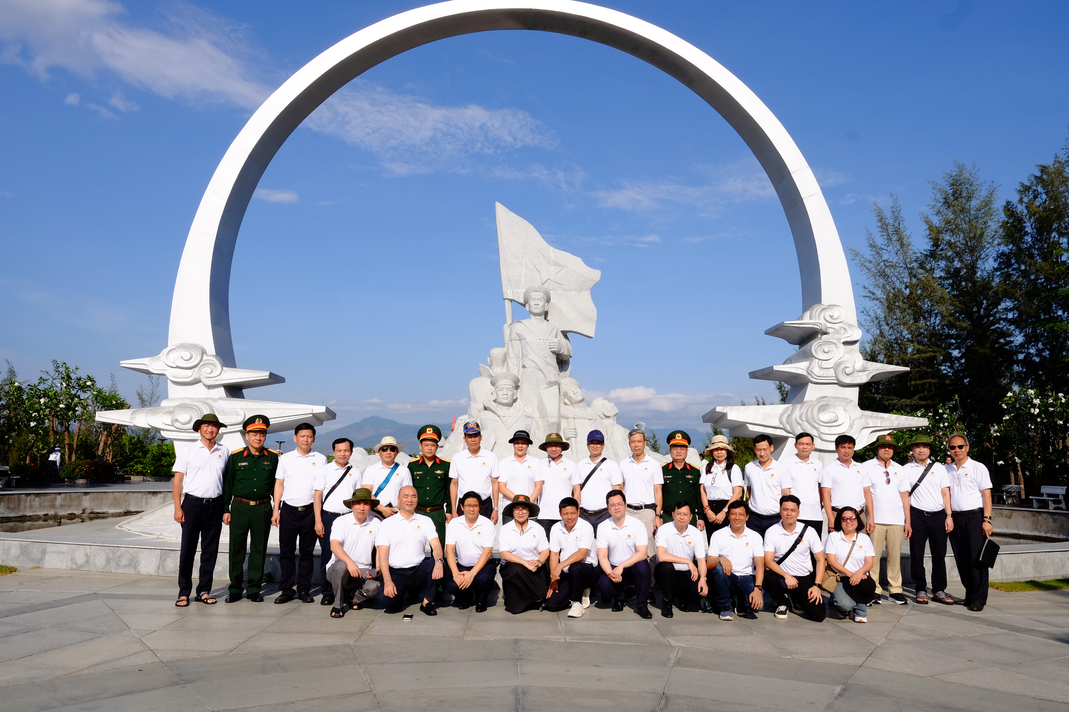 Đoàn công tác chụp ảnh lưu niệm tại khu tưởng niệm Chiến sĩ Gạc Ma.
