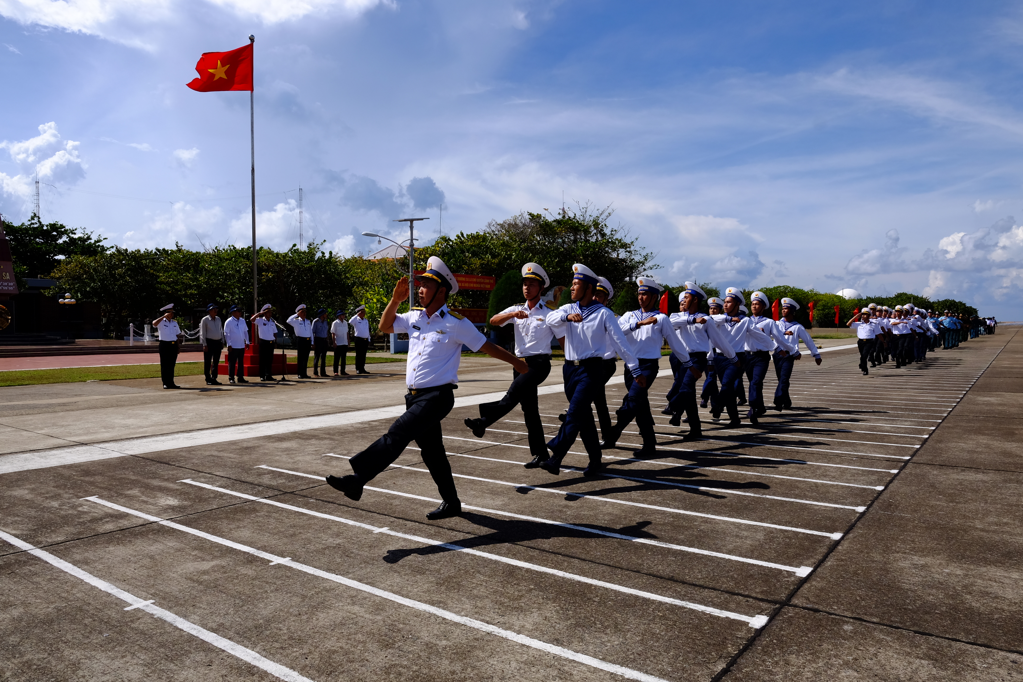 Đoàn công tác tham dự lễ chào cờ trên đảo Trường Sa.