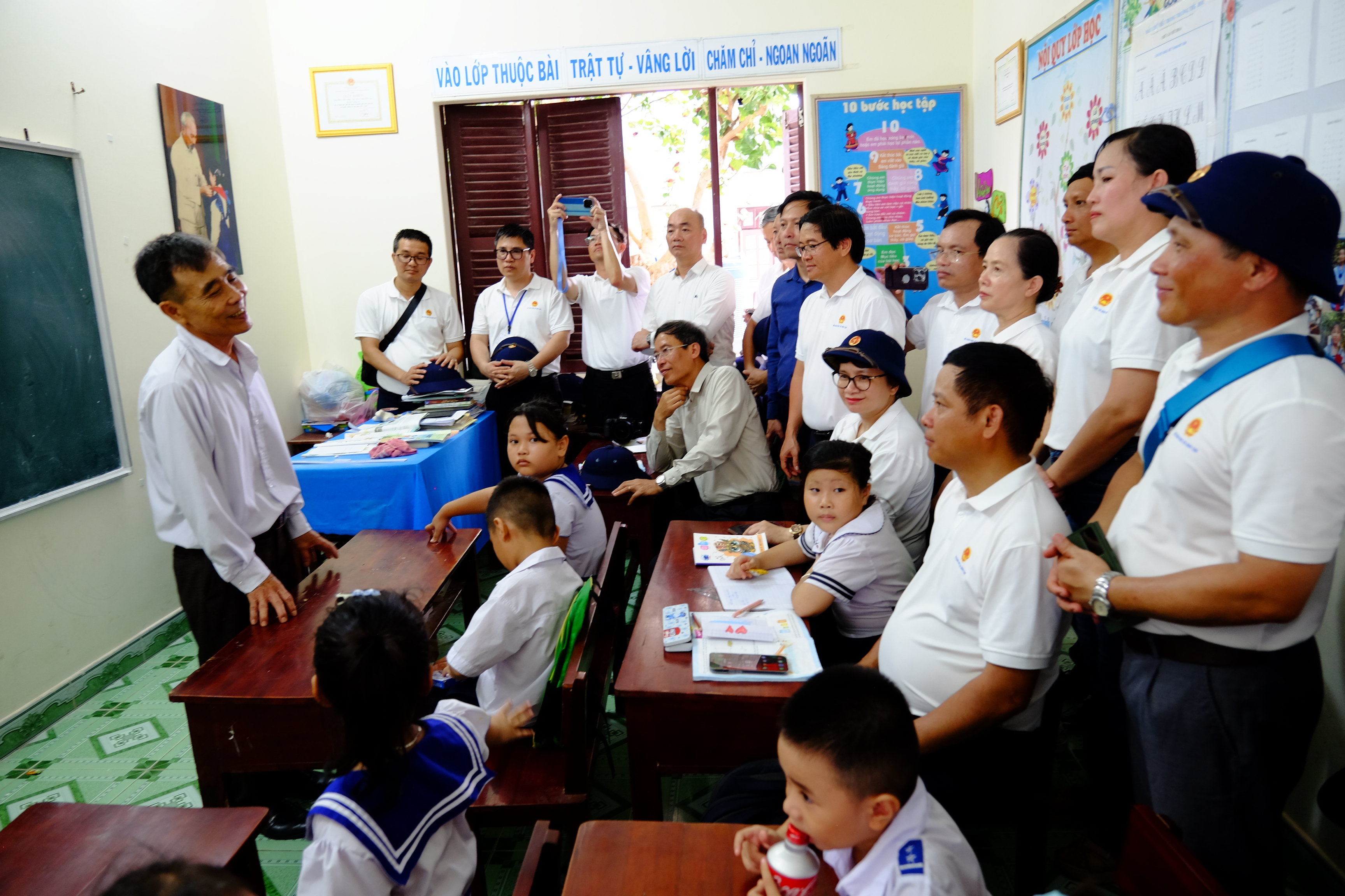 Đoàn công tác thăm hỏi và chia sẻ cùng thầy Lê Xuân Hạnh – giáo viên Trường tiểu học Thị trấn Trường Sa và các em học sinh.