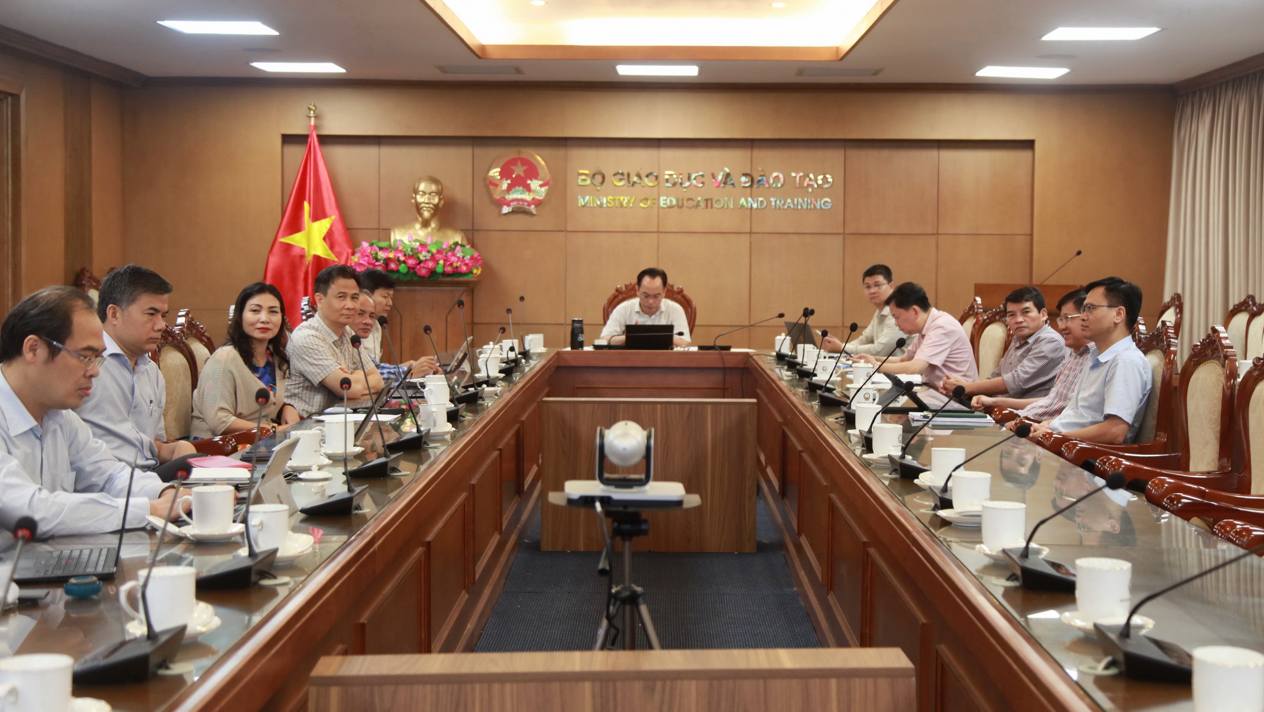 Thứ trưởng Hoàng Minh Sơn cùng lãnh đạo các đơn vị liên quan dự hội nghị tại điểm cầu Bộ GD&ĐT.