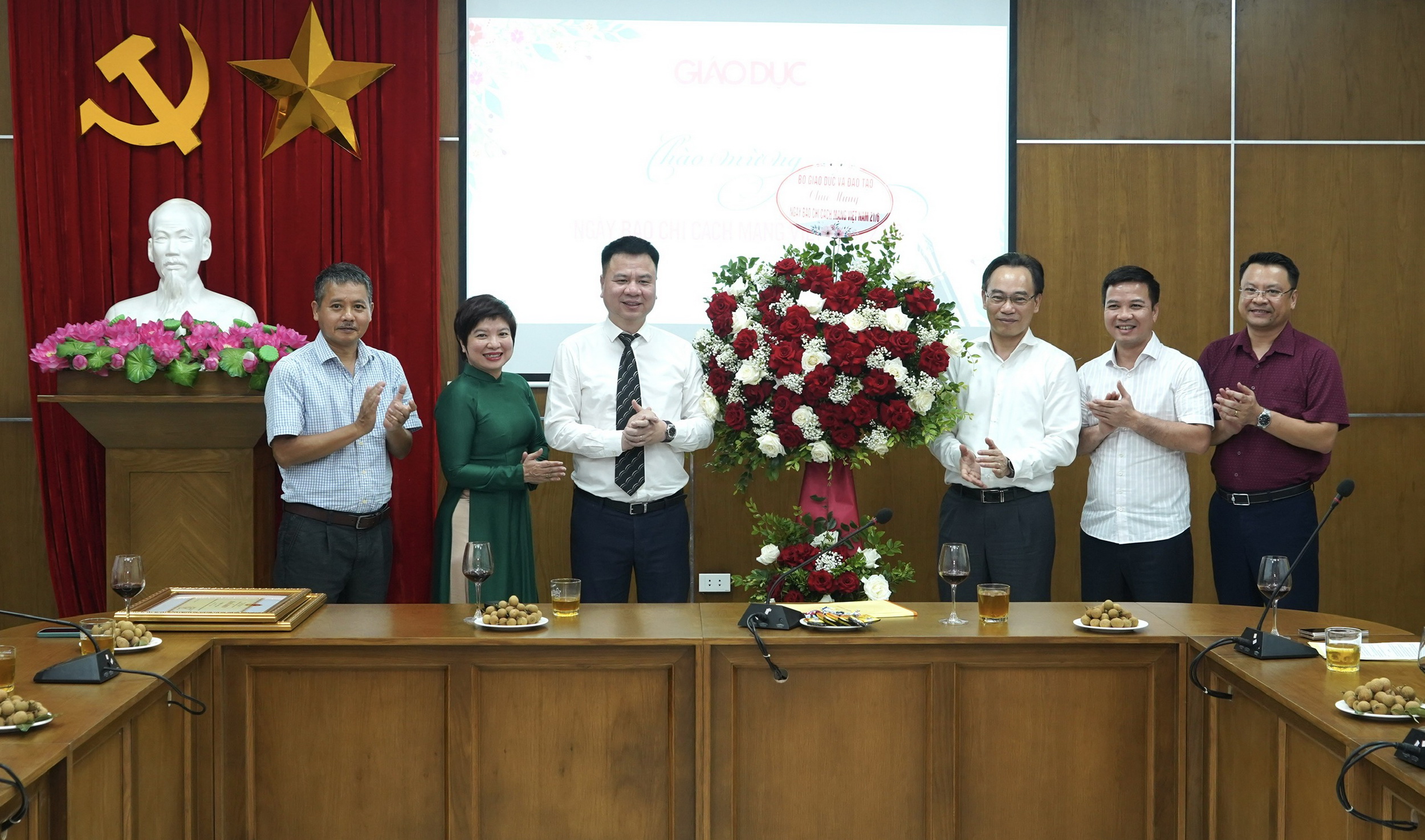 Thứ trưởng Bộ GD&ĐT Hoàng Minh Sơn (thứ 3 từ phải qua) tặng hoa, chúc mừng tập thể Báo Giáo dục & Thời đại nhân kỷ niệm 99 năm Ngày Báo chí cách mạng Việt Nam.