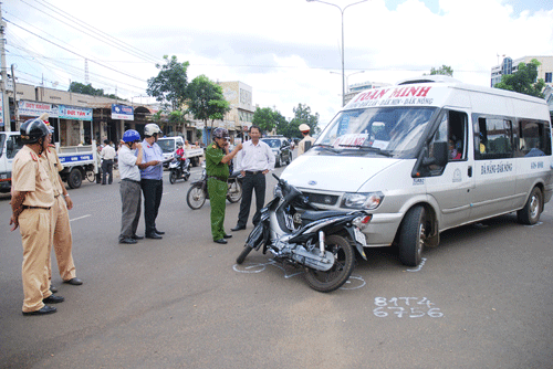 Xe khách tông cảnh sát giao thông