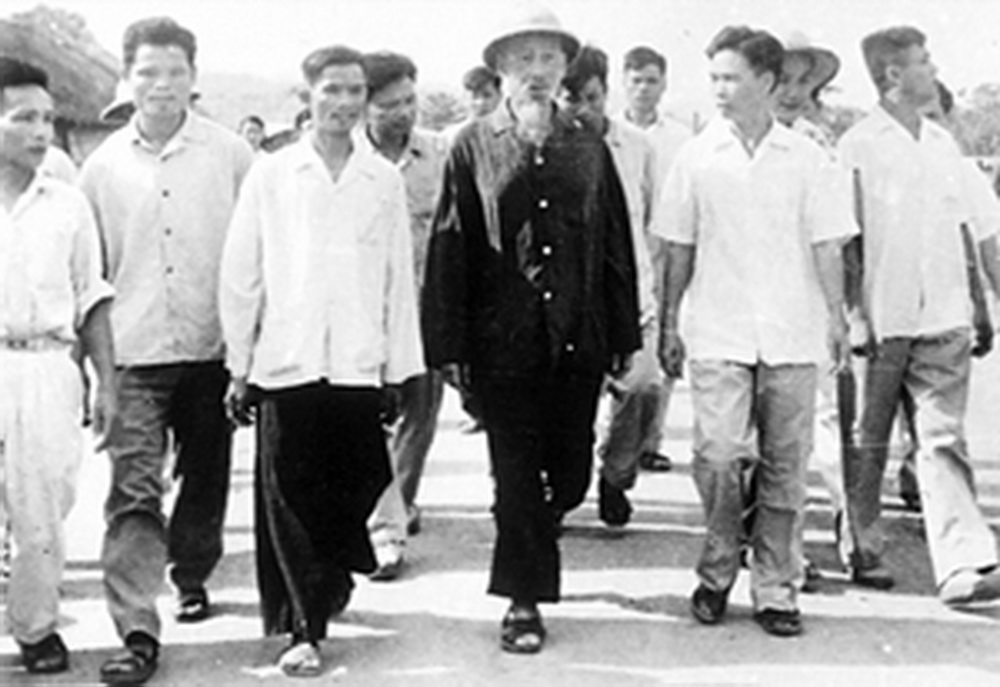 Bác Hồ thăm Trường Thanh niên Lao động xã hội chủ nghĩa Hòa Bình ngày 17/8/1962. Ảnh: T.L/Internet