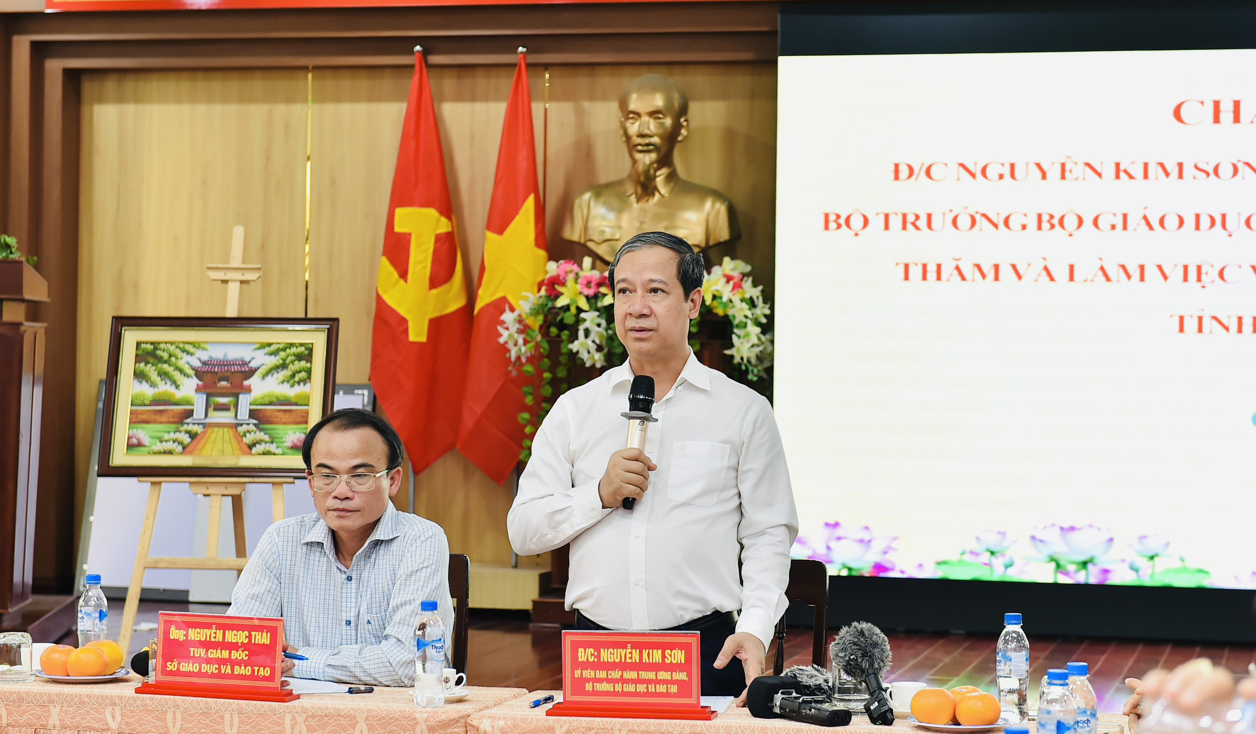 Bộ trưởng Bộ GD&ĐT Nguyễn Kim Sơn thăm và làm việc tại Sở GD&ĐT tỉnh Quảng Ngãi.