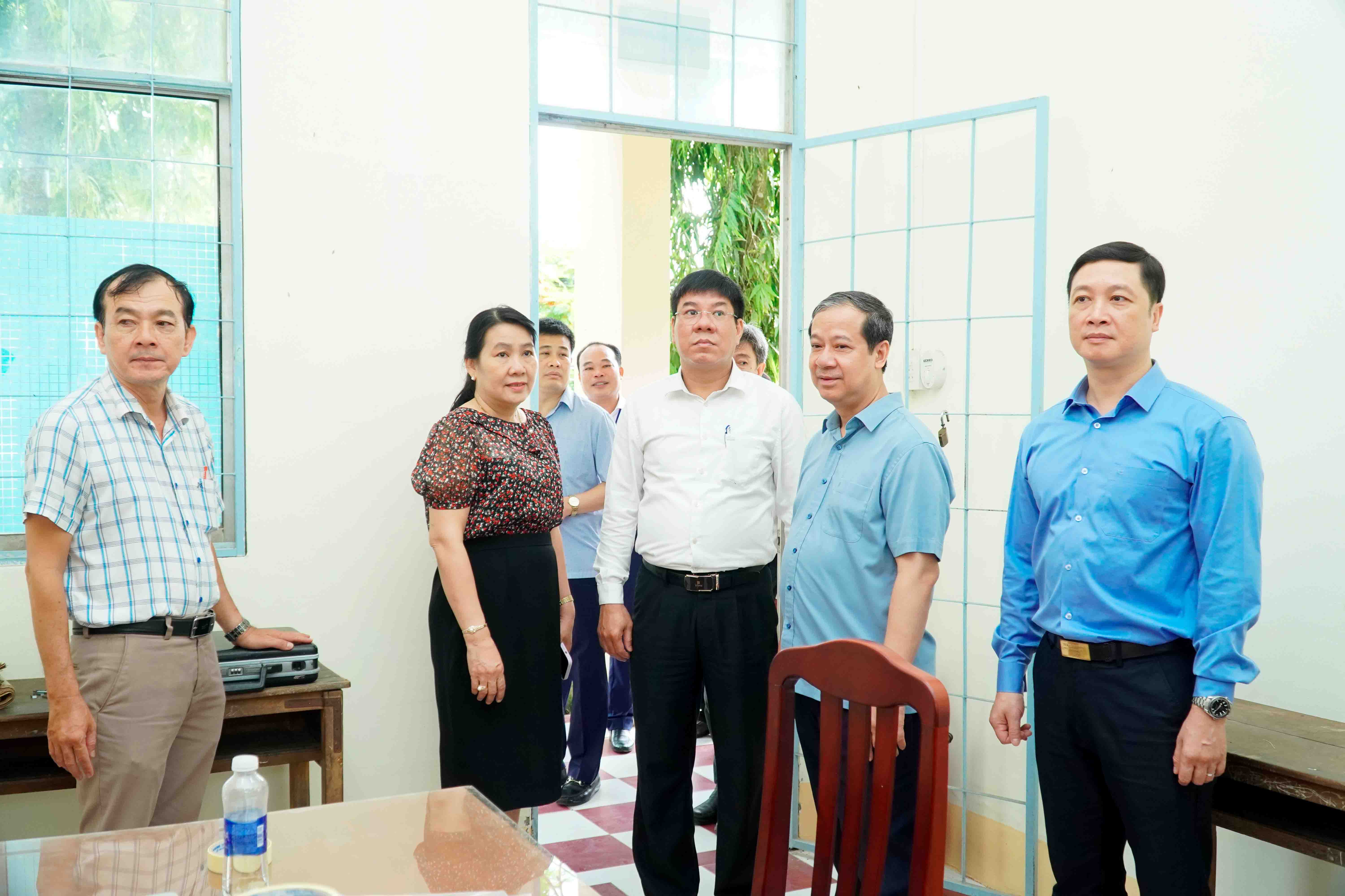 Đoàn kiểm tra khu vực bố trí phòng Hội đồng thi tại Trường THPT Vị Thanh.