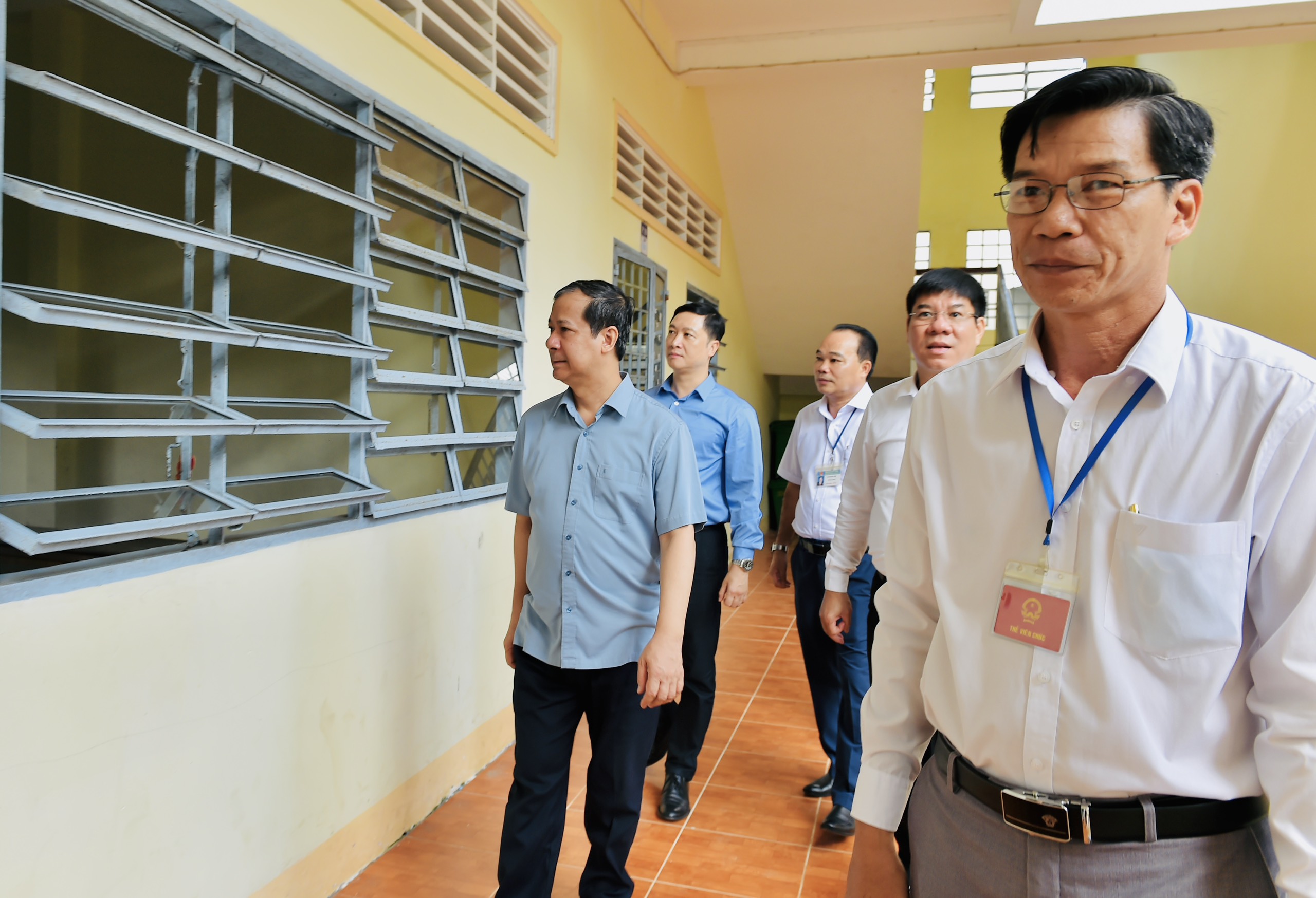 Bộ trưởng và đoàn công tác kiểm tra tại Trường THPT Tầm Vu (huyện Châu Thành A).