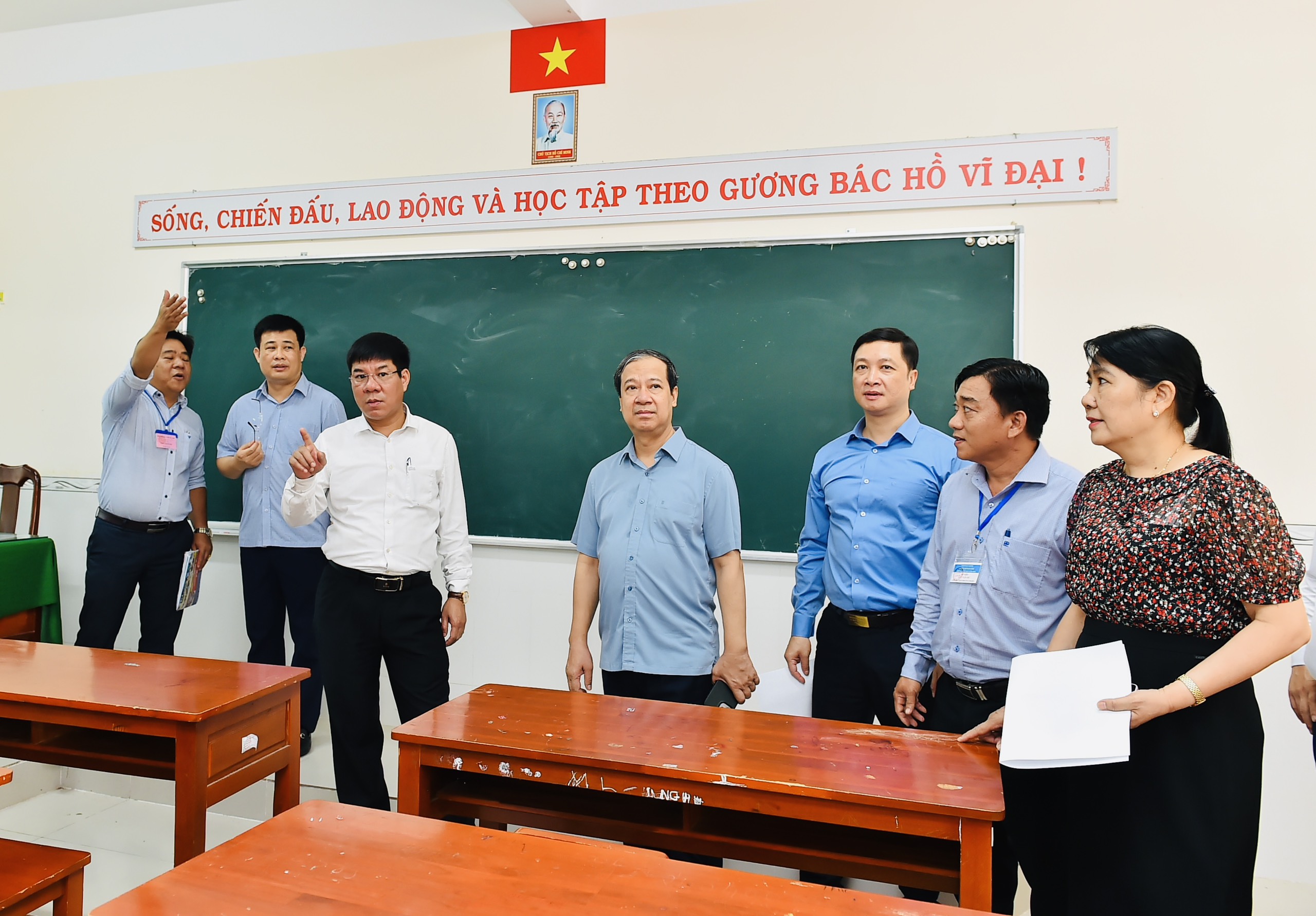 Đoàn công tác kiểm tra phòng thi tại Trường THPT Vị Thanh.
