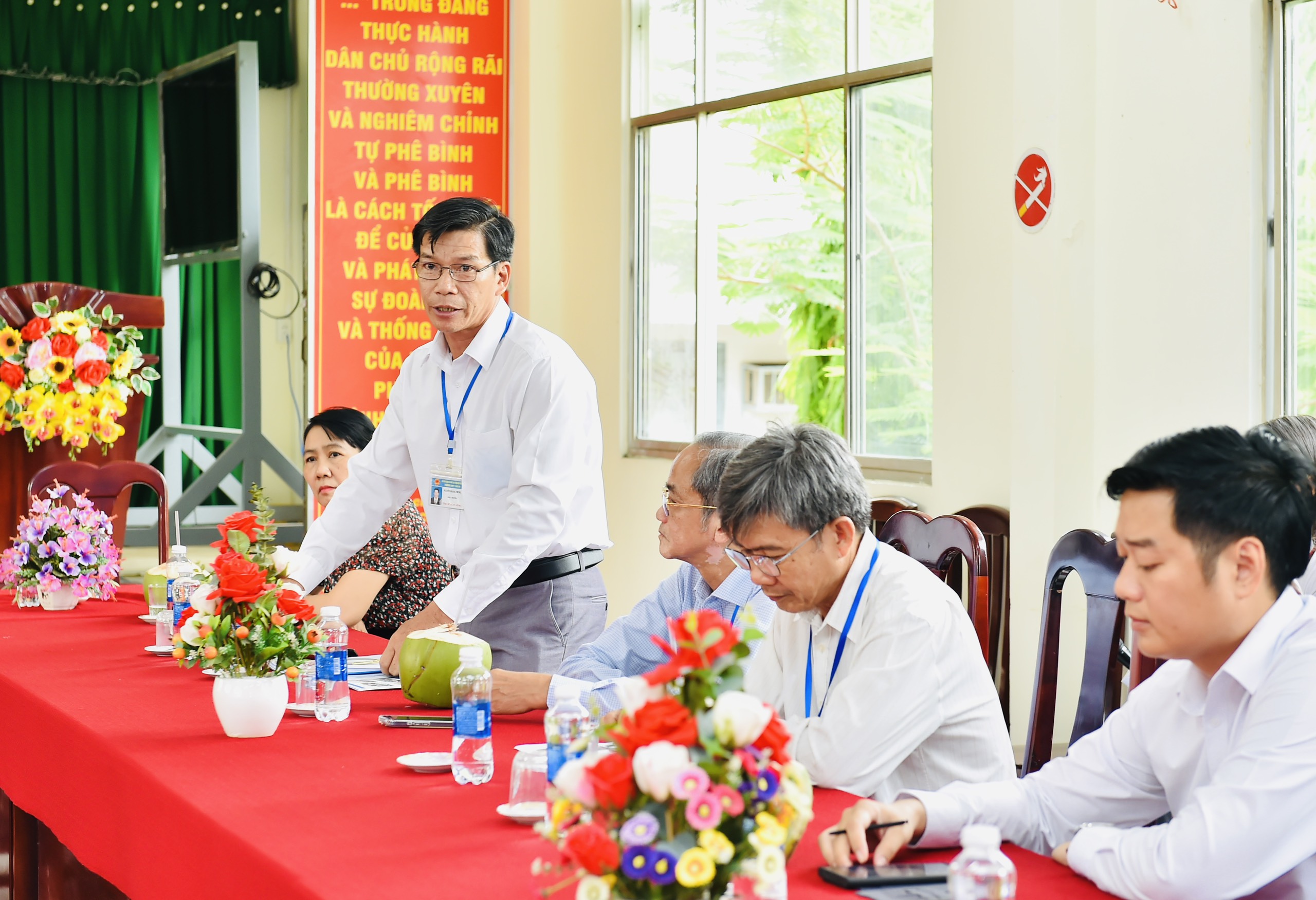 Thầy Nguyễn Hoàng Trung, Hiệu trưởng Trường THPT Tầm Vu báo cáo công tác chuẩn bị kỳ thi.