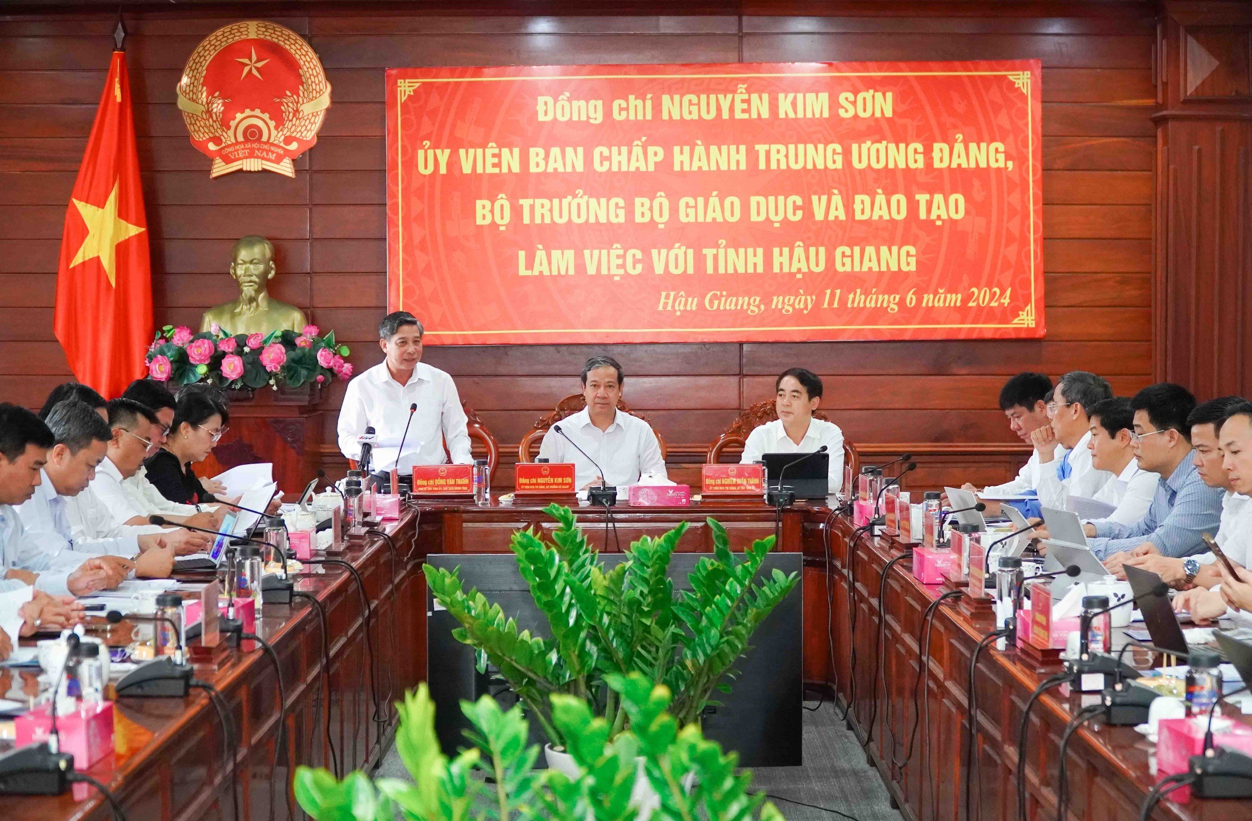 Ông Đồng Văn Thanh, Chủ tịch UBND tỉnh báo cáo tại buổi làm việc.