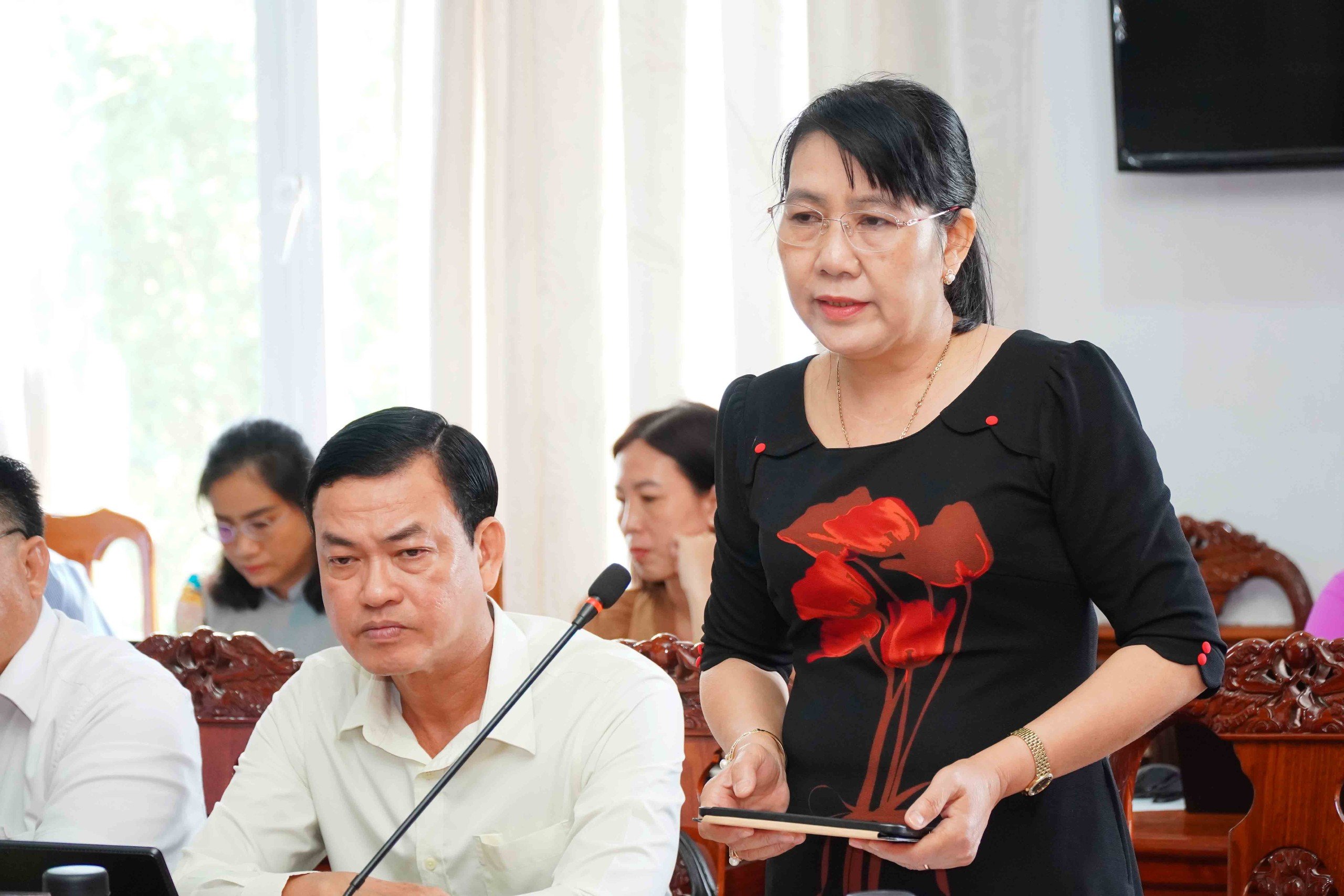 Bà Nguyễn Hoài Thúy Hằng, Giám đốc Sở GD&ĐT phát biểu tại buổi làm việc.