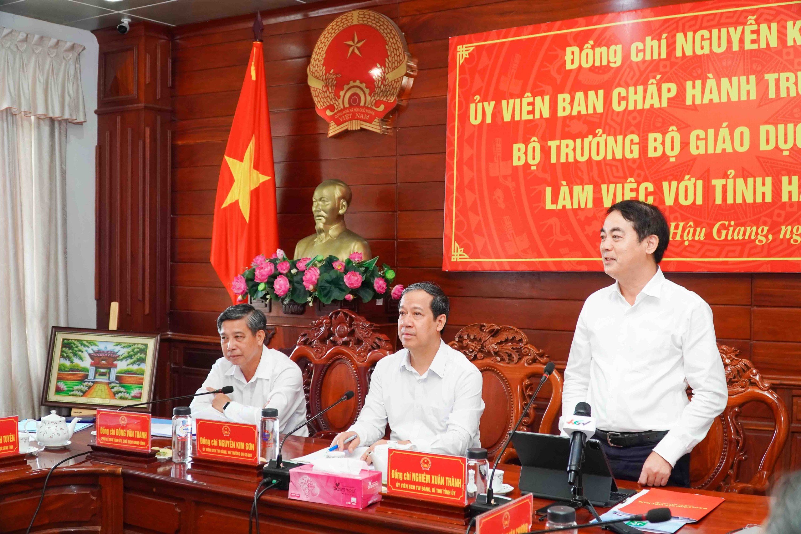 Ông Nghiêm Xuân Thành, Bí thư Tỉnh ủy Hậu Giang trao đổi về tình hình KT-XH và phát triển GD&ĐT trên địa bàn tỉnh.