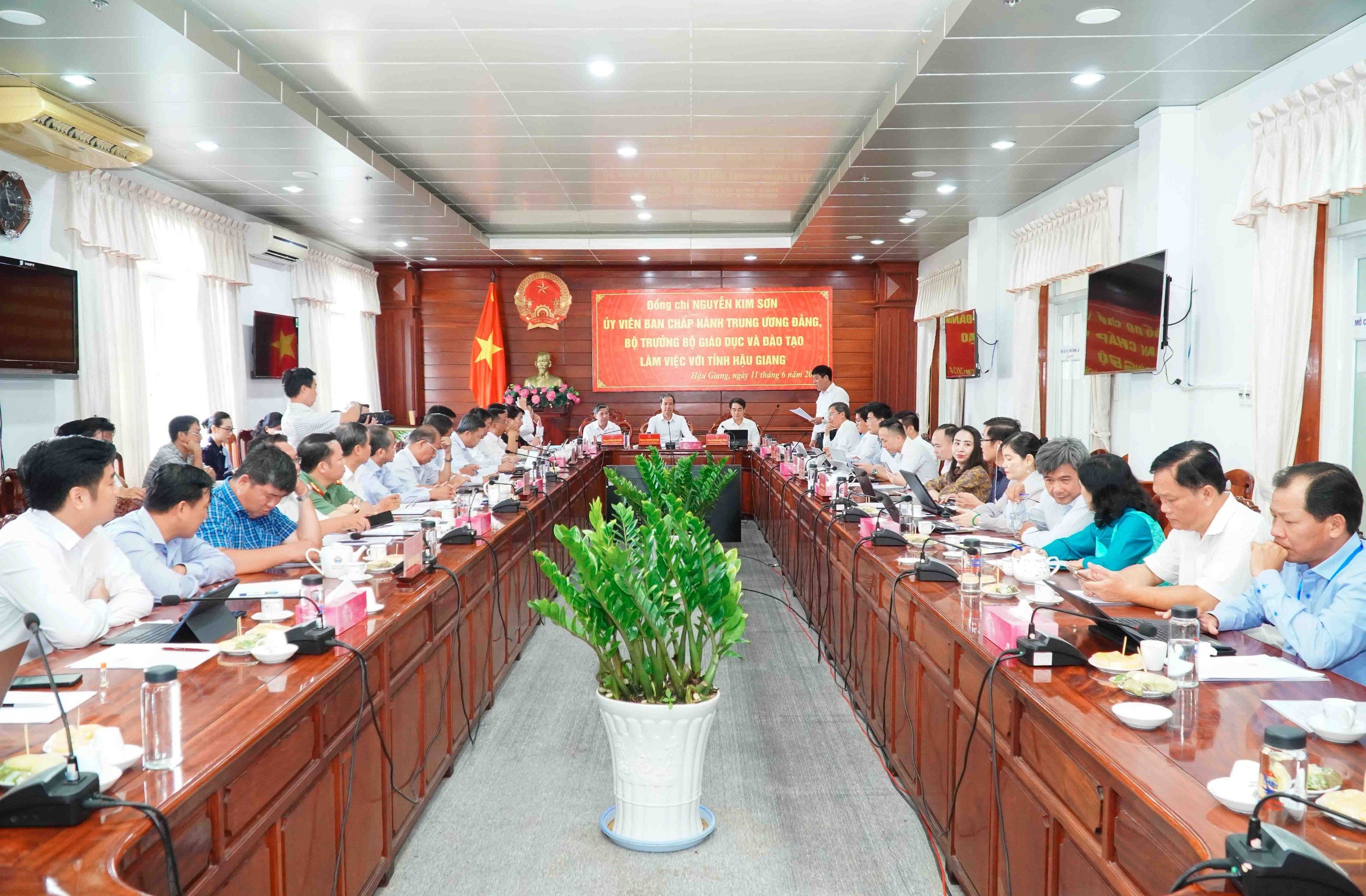 Bộ trưởng Nguyễn Kim Sơn và đoàn công tác làm việc với lãnh đạo tỉnh và Ban Chỉ đạo thi tốt nghiệp THPT tỉnh Hậu Giang.