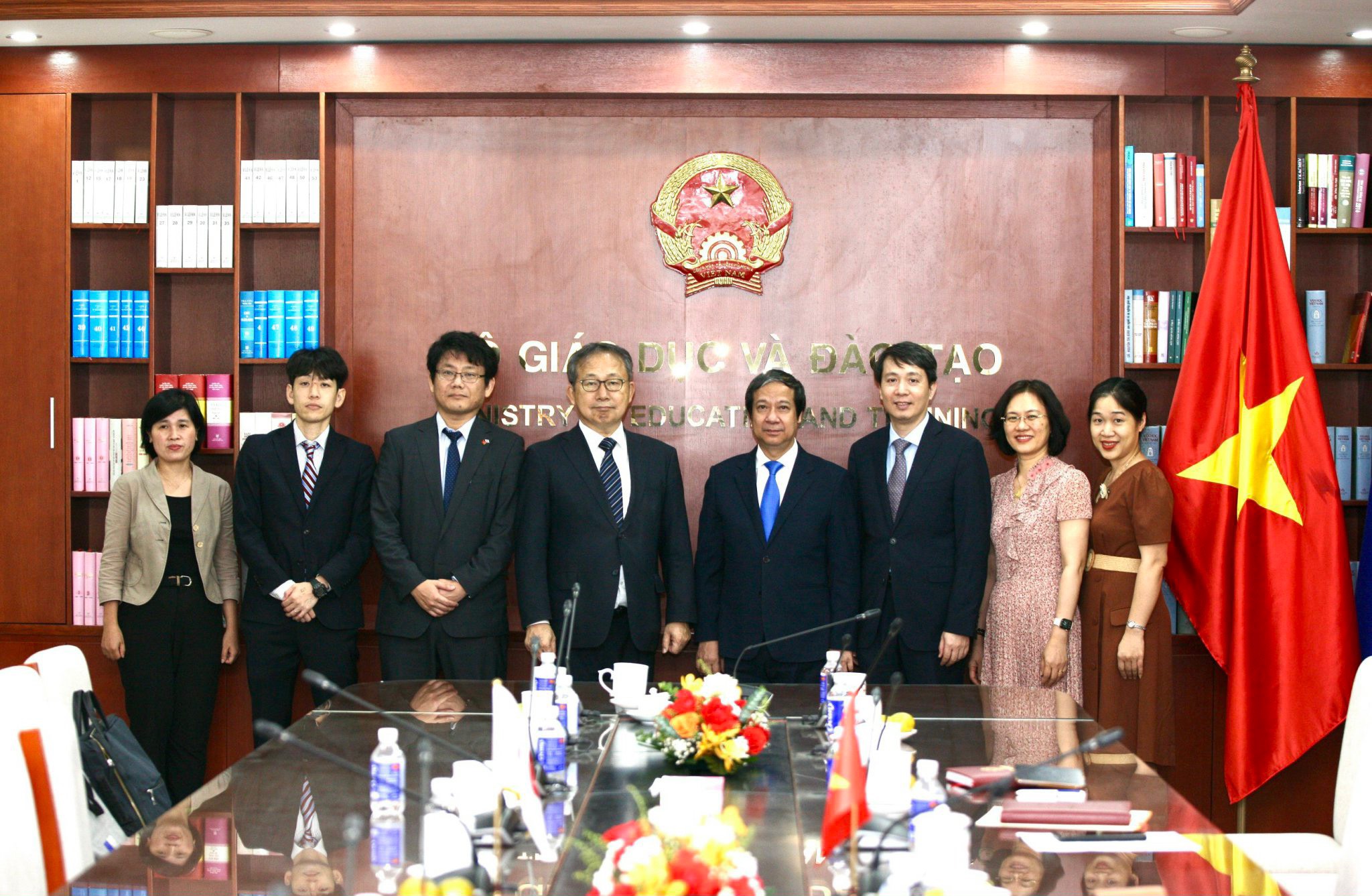 Bộ trưởng Nguyễn Kim Sơn, Đại sứ Yamada Takio và các đại biểu chụp ảnh lưu niệm.