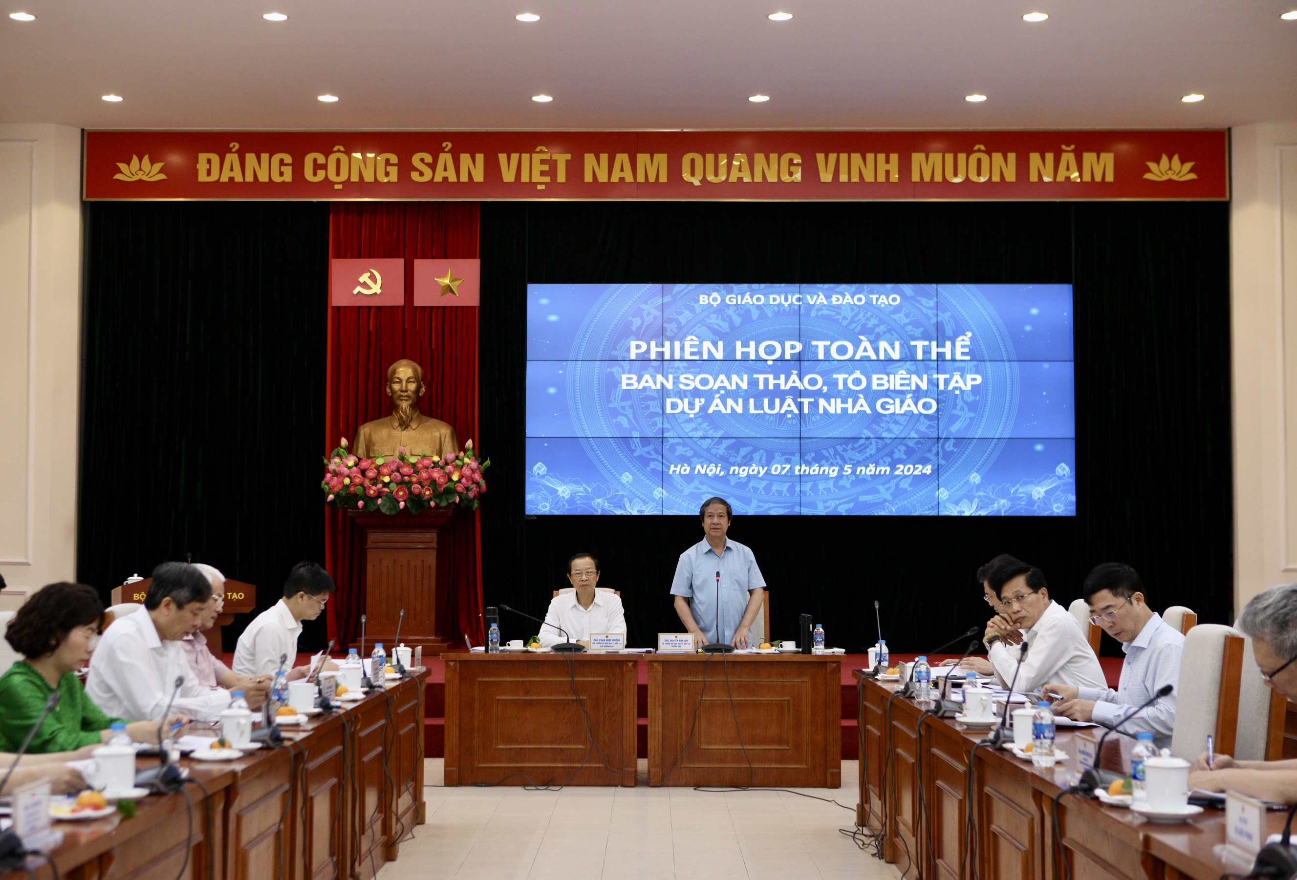 Bộ trưởng Nguyễn Kim Sơn, Trưởng Ban soạn thảo Dự án Luật Nhà giáo phát biểu khai mạc phiên họp.