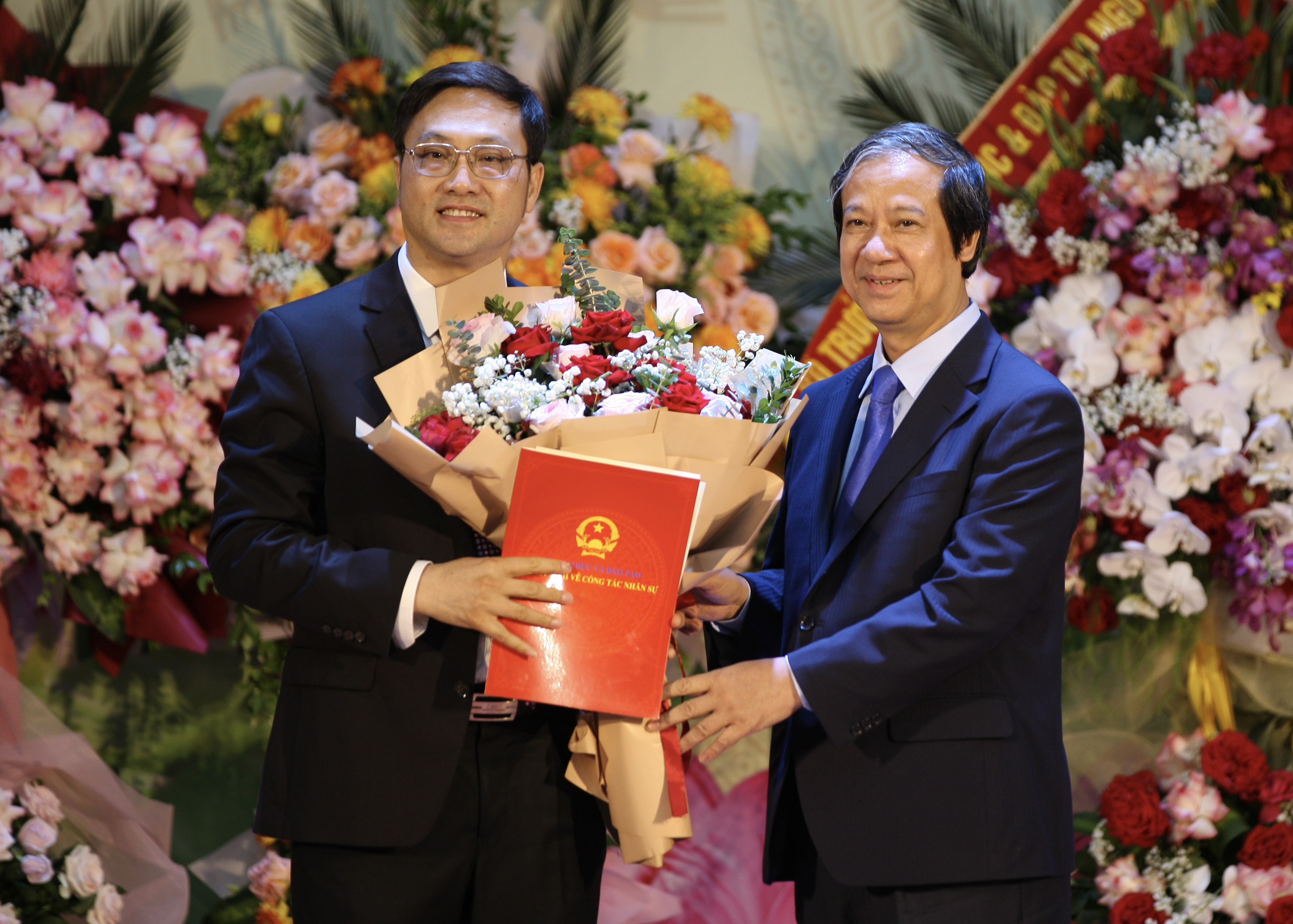 Bộ trưởng Bộ GD&ĐT Nguyễn Kim Sơn trao Quyết định cho Giám đốc Học viện Quản lý giáo dục.