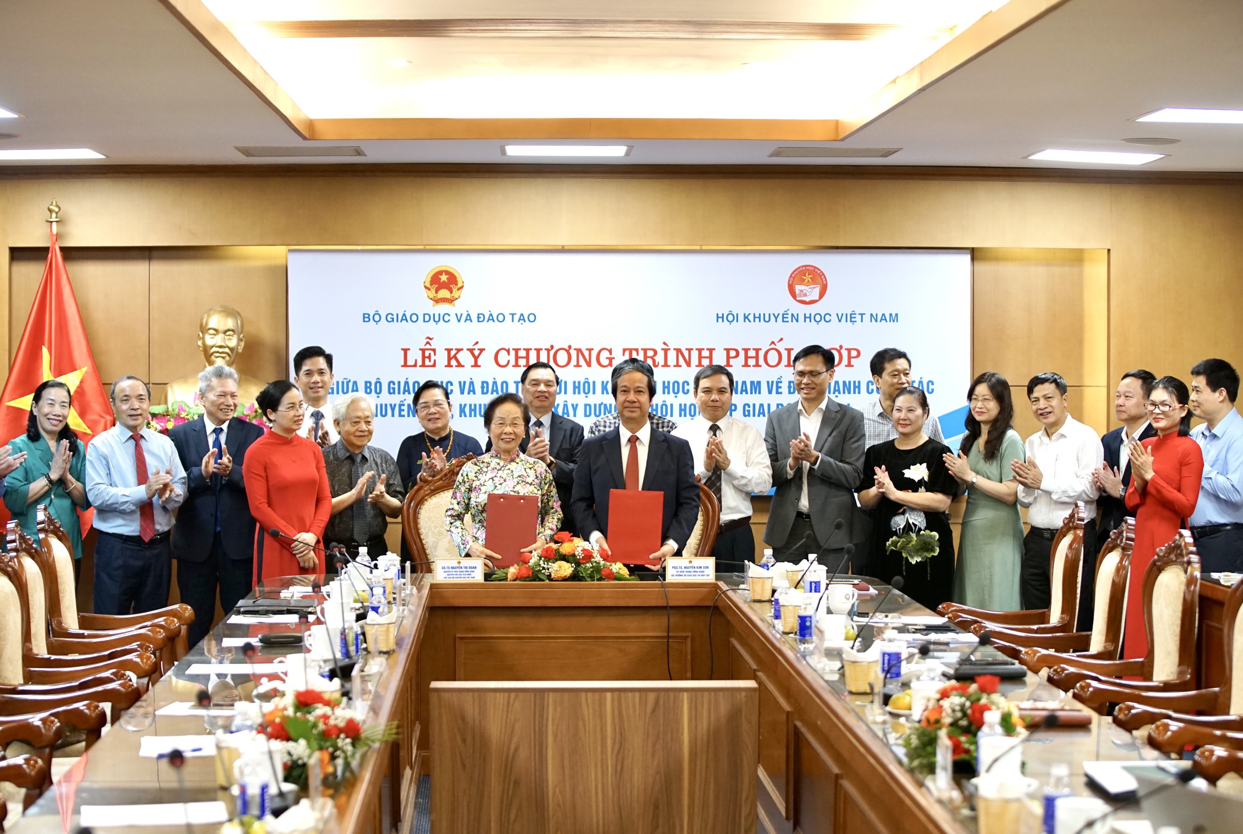 Chủ tịch Hội Khuyến học Việt Nam Nguyễn Thị Doan và Bộ trưởng Bộ GD&ĐT Nguyễn Kim Sơn thay mặt hai bên ký kết chương trình phối hợp.
