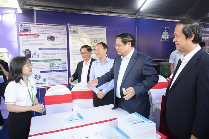 Thủ tướng Phạm Minh Chính, Bộ trưởng Nguyễn Kim Sơn tham quan các gian trưng bày dự án khởi nghiệp của HSSV. 