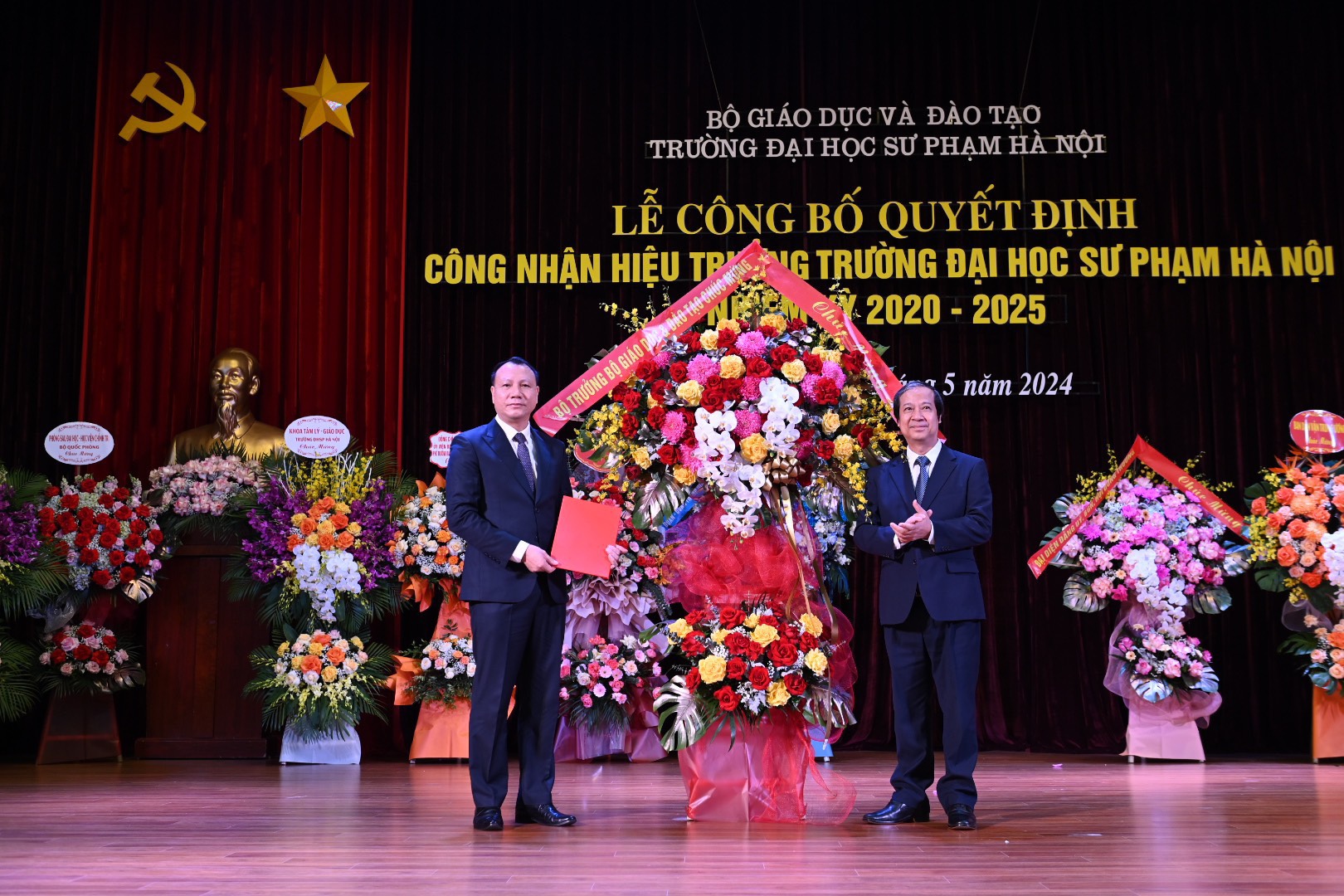 Bộ trưởng tặng hoa chúc mừng PGS.TS. Nguyễn Đức Sơn.