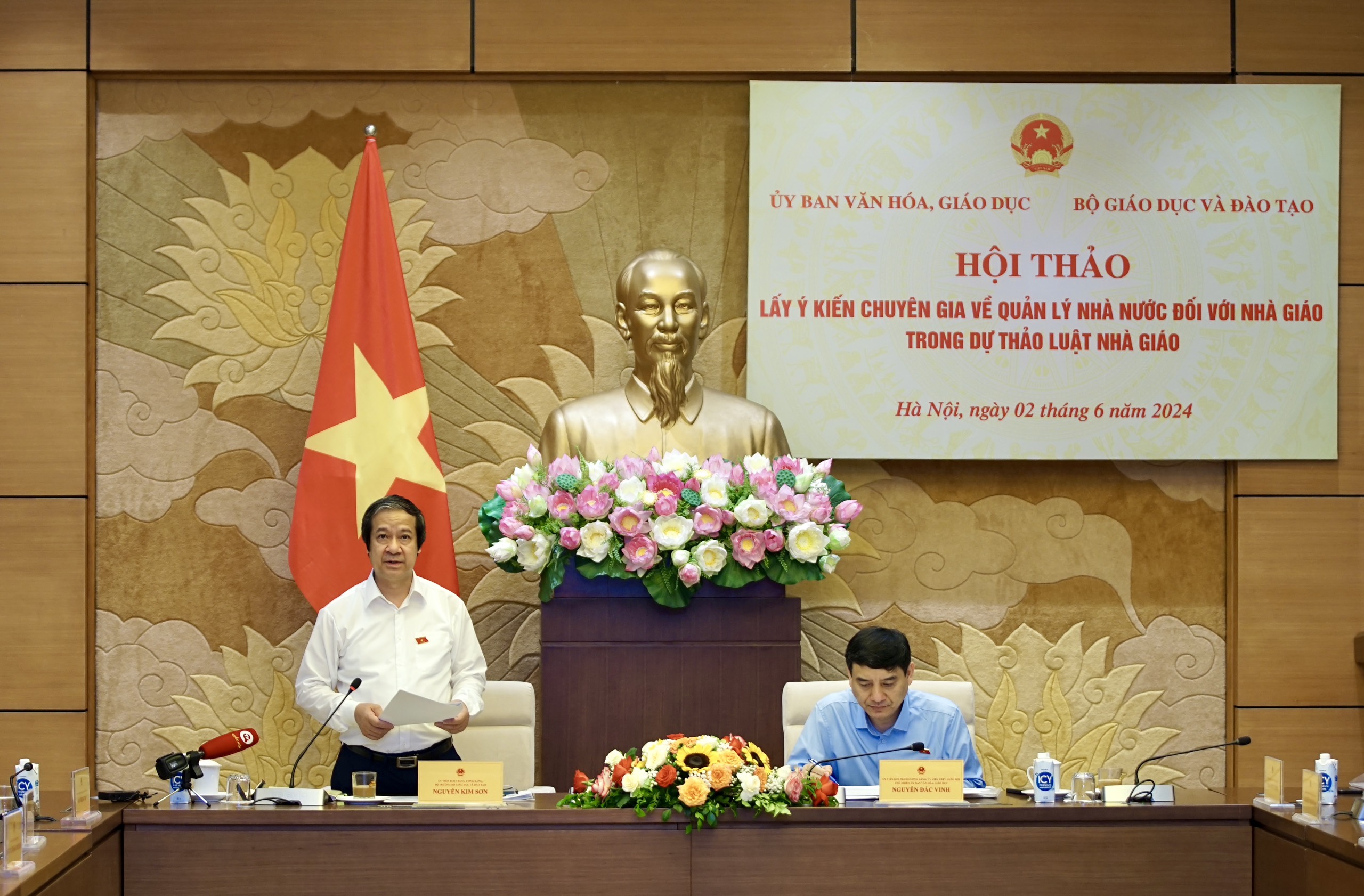 Chủ nhiệm Ủy ban Văn hóa Giáo dục của Quốc hội Nguyễn Đắc Vinh, Bộ trưởng Bộ GD&ĐT Nguyễn Kim Sơn chủ trì hội thảo.
